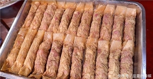 金色|夫妻街头卖“金色”小吃,10元一份不讲价,一天上百斤都不够卖!