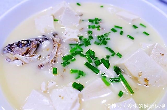 鱼汤不要直接炖,多加一个步骤,鱼汤像牛奶一样白