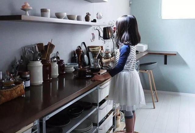 地柜|厨房不打吊柜，却依然“井井有条”，让人羡慕！看到细节：太高明