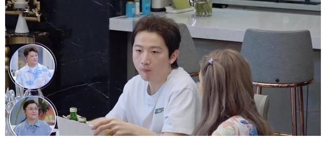 周扬青在自家录节目，从大门就能看出，绝对是“大户人家”