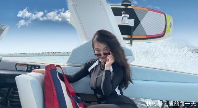 网友偶遇霍思燕杜江冲浪,嗯哼赤脚玩,粉丝被问小女孩说“三不”