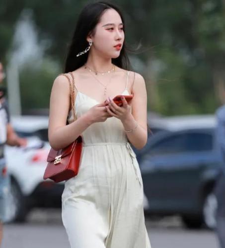 长裤|街拍:米白色连体长裤,清爽时尚,又仙又美