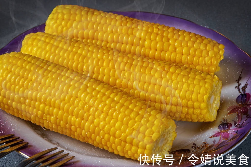 玉米只用清水煮,难怪不好吃,多放2味料,玉米更香甜更软糯