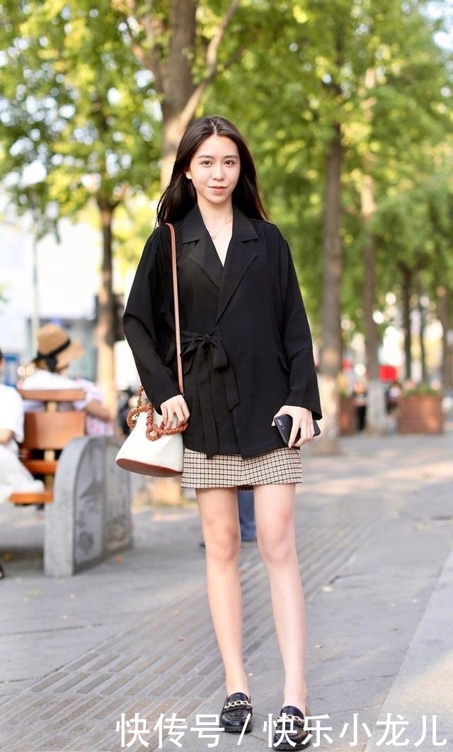 时尚穿搭,美女搭配上黑色牛仔热裤,更是气场十足