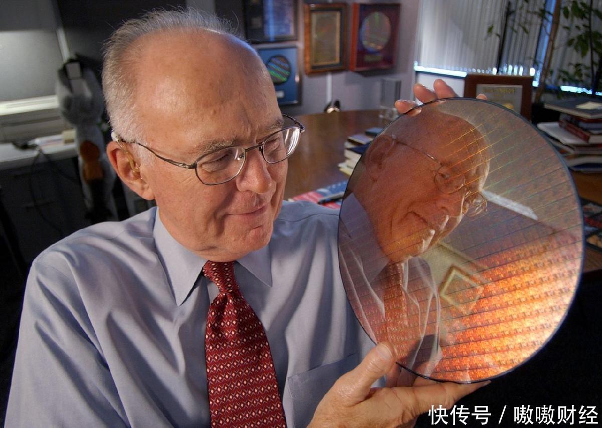 制造|从利剑到羁绊:英特尔自产芯片的策略出了什么问题?