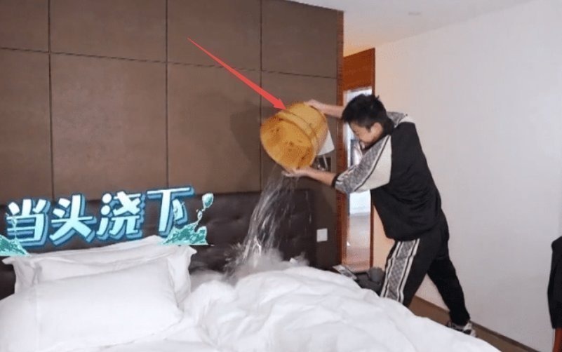 王迅被贾乃亮用洗脚水泼脸遭侮辱，演艺圈通病，不火的明星没人权