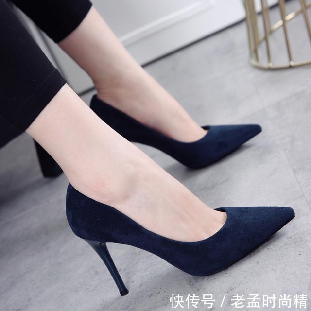 高跟鞋|尖头高跟鞋美腿混搭风，上身红玫瑰般娇艳