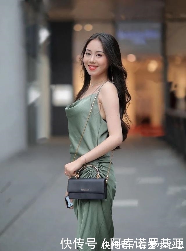 连衣裙 藏青色连衣裙搭配绑带高跟鞋,简约时尚,自信大方