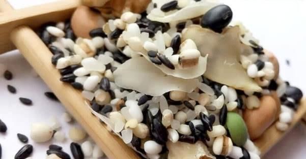 黑豆加“它”泡水，坚持每天喝，乌发养颜，白发悄悄变黑发！