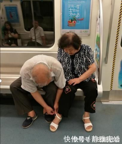 弟弟|“地铁最美姐姐”怀抱弟弟睡觉走红网络,网友:又骗我生二胎!
