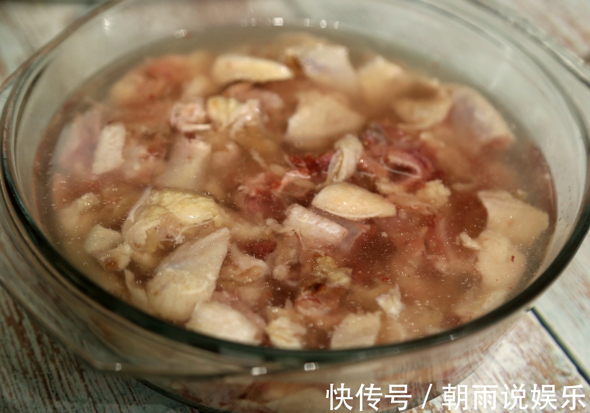 换个方法吃鸡!比辣子鸡好吃10倍,一整只鸡连骨头渣渣都嚼了!