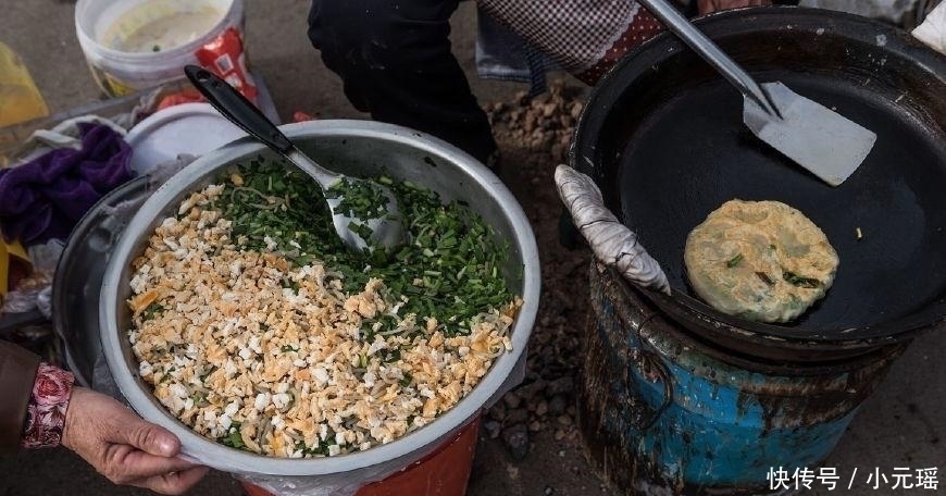 90岁老人街边卖传统小吃,结账时老人的一句话,让人感到“心寒”