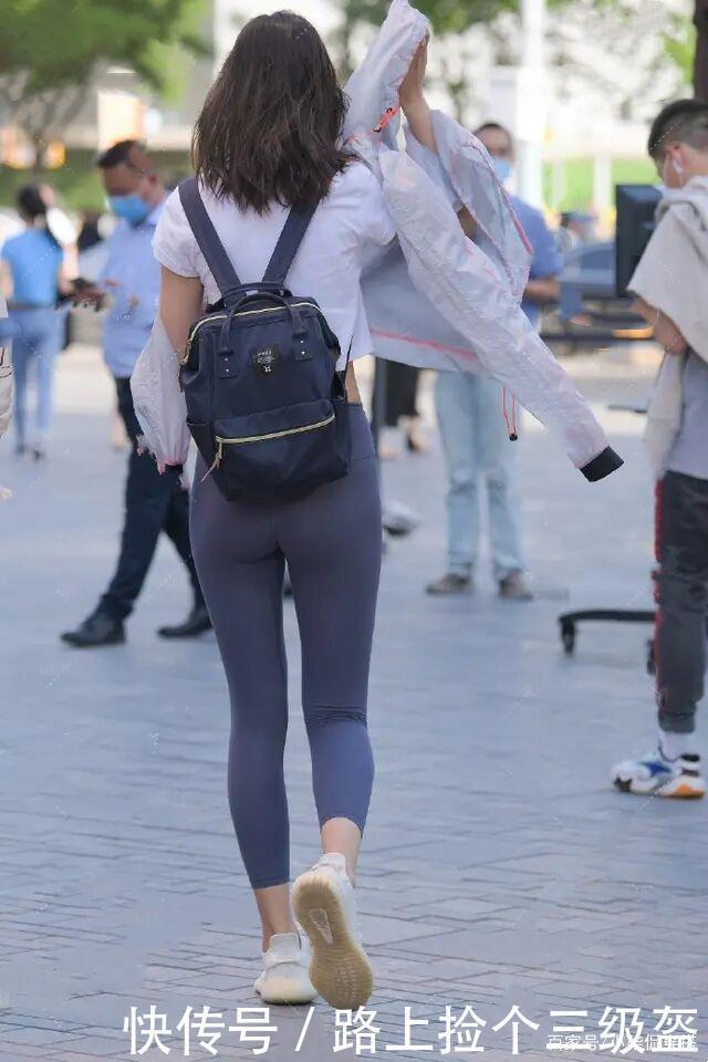 还在穿裙子早过时了,“健美裤+小白鞋”,时髦又优雅!