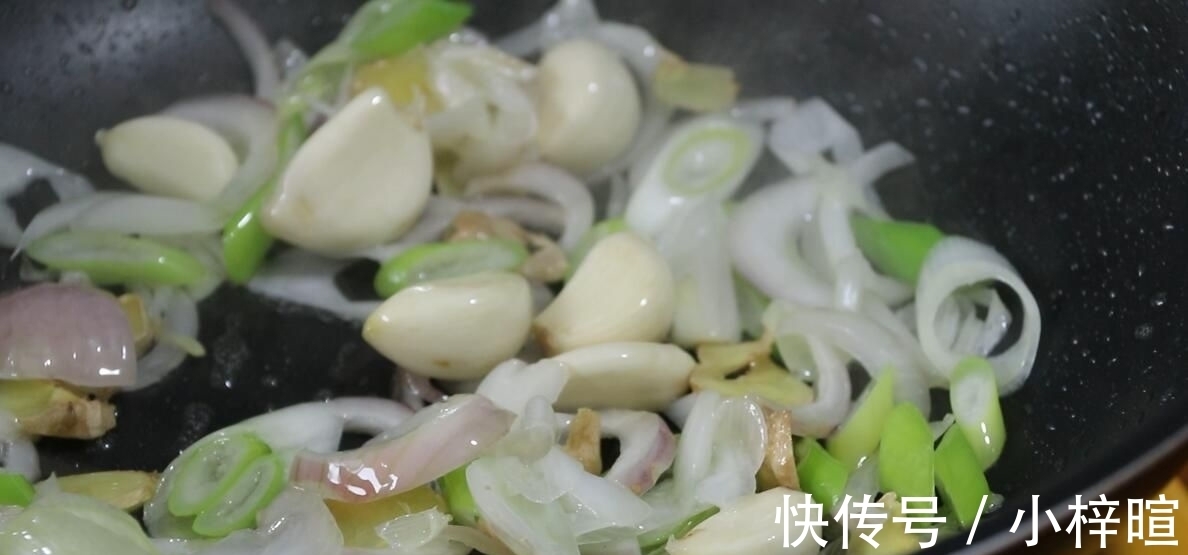 葱油鸡|用烤箱做的纸包葱油鸡，比红烧鸡还香，做法太简单了