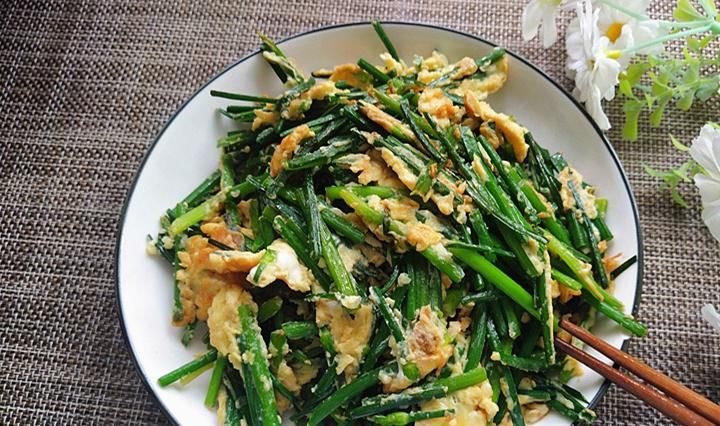 楼道|7月就要吃这菜，鲜嫩清脆，简单一炒，香味飘满楼道，邻居都说香