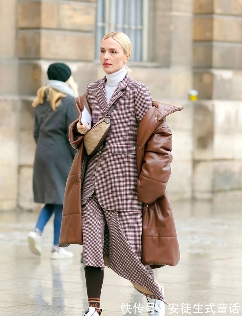 时髦 穿羽绒服别配长裤了,换成裙子时髦又精致,甜美女生都这么穿