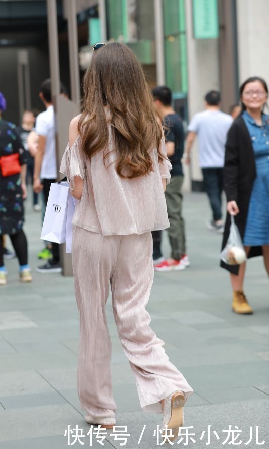 最舒适的穿搭，露肩上衣搭配阔腿裤，简单又时尚