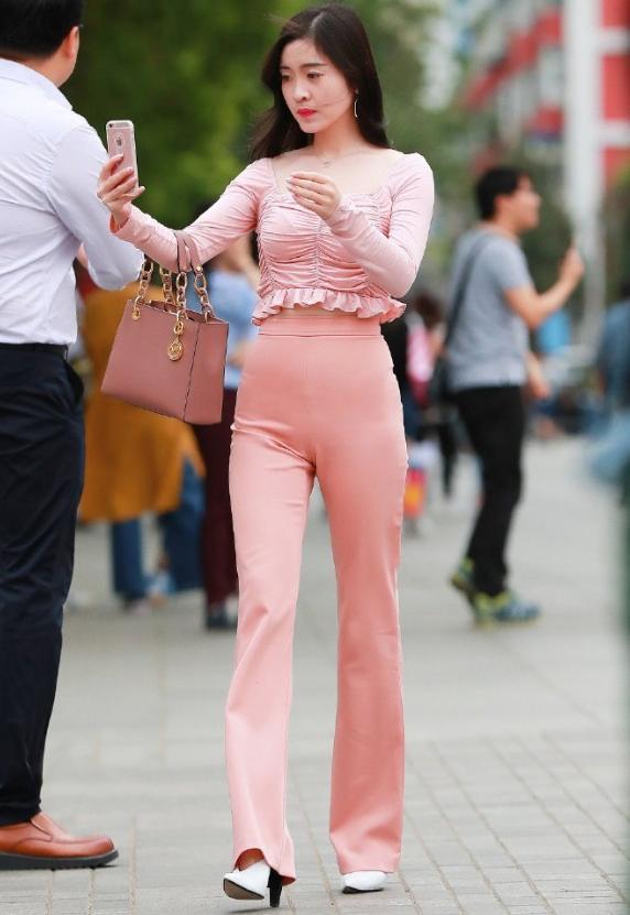 小姐姐|时尚小姐姐喇叭裤穿搭,休闲雅致又不失浪漫,轻松美出新感觉