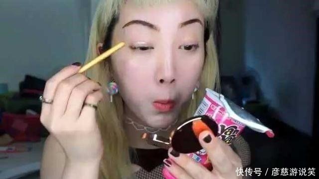 化妆|用零食化妆见过吗,简直逆天神技