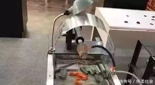 赌石|疯狂赌石,20万入手的木那翡翠原石,一刀切涨近千万