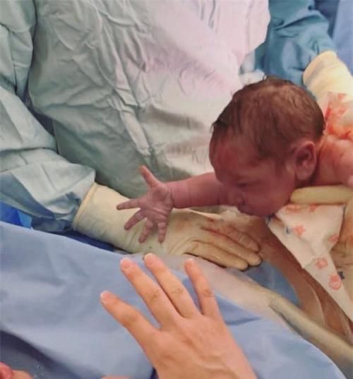 血脉|“最着急”宝宝火了，刚出娘胎就急着和妈妈握手，网友：小暖男