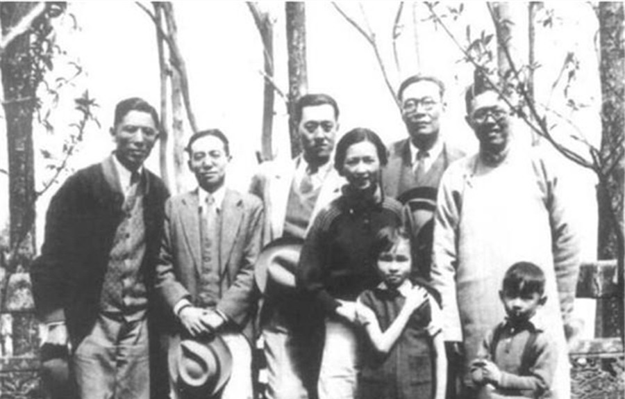 梁思成再婚当天,他提着一壶酒到林徽因墓前,在寒风中守了她一夜