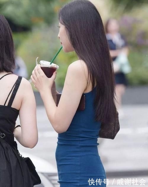 纯色调 柔软舒适的的包臀裙,显高显瘦衬托出紧致效果,妩媚身材太性感