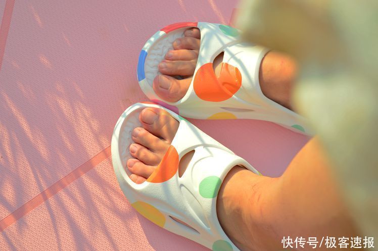夏日出街好搭档，回弹给力不踩屎，咕咚运动舒缓拖鞋体验