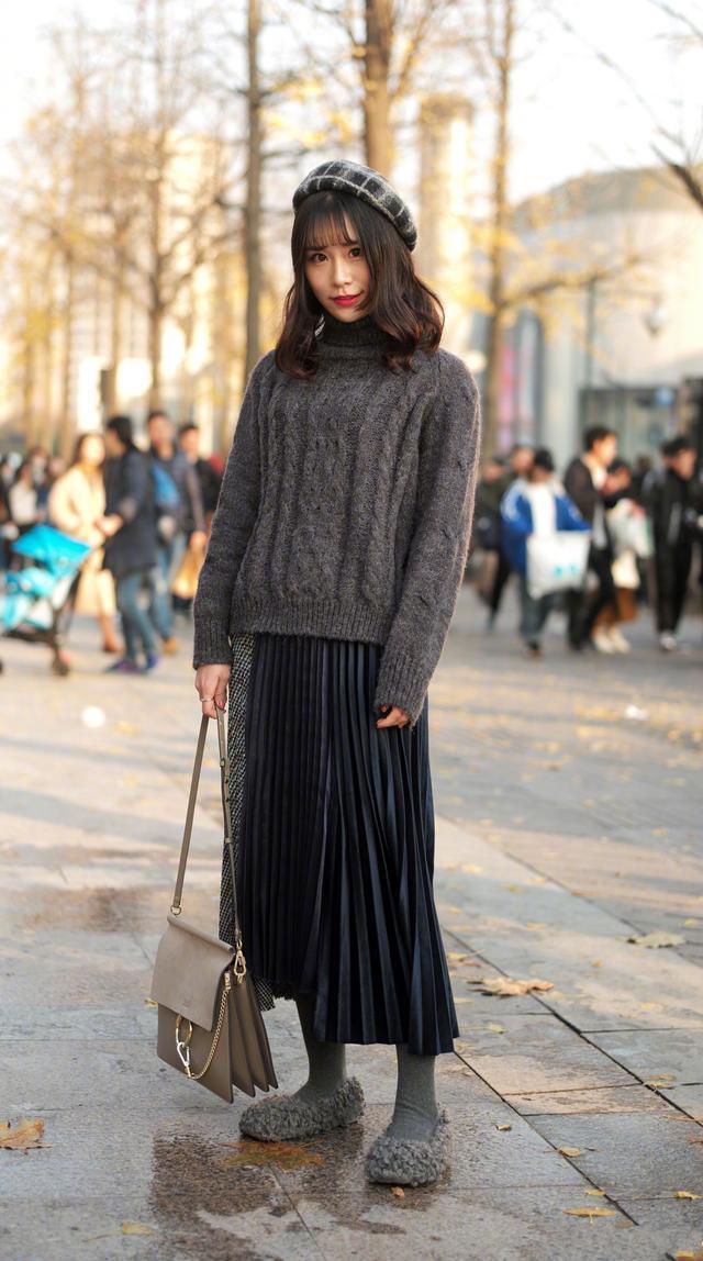 女人再懒,穿毛衣也别配打底裤,学下面潮人这样来穿,保暖显气质