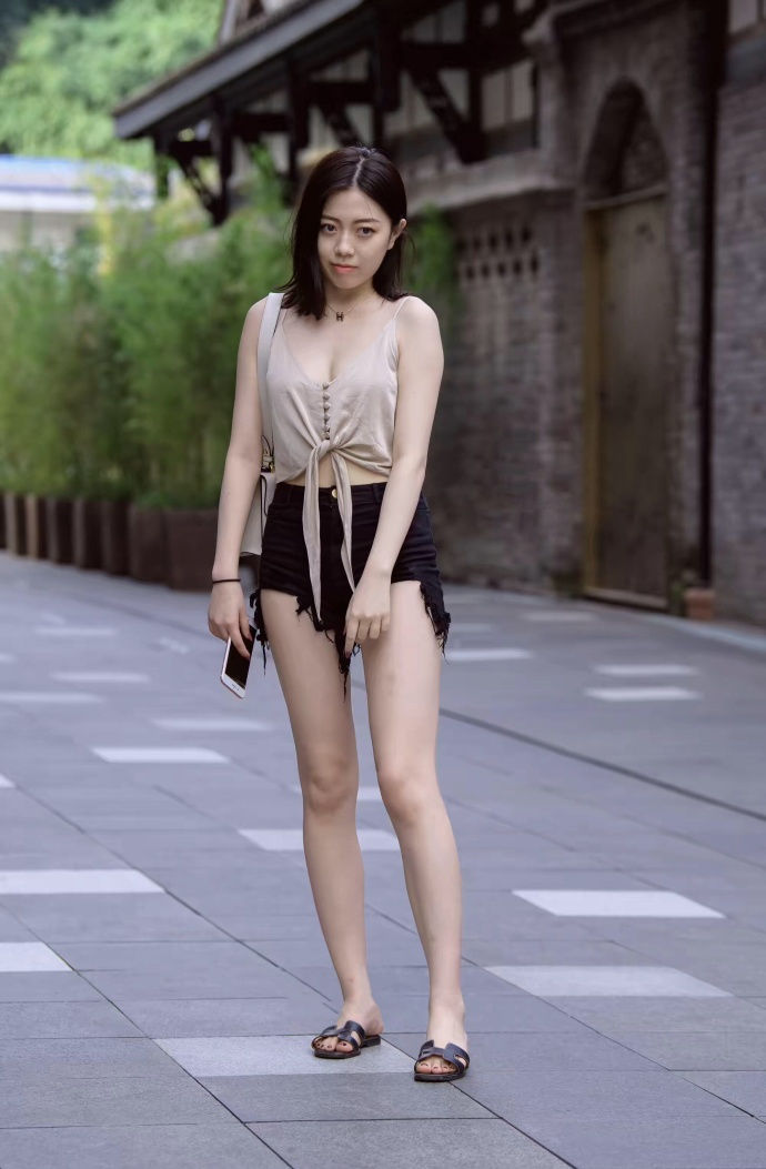 街拍:美女穿粉色吊带短裙,展现曼妙身姿,娇俏动人