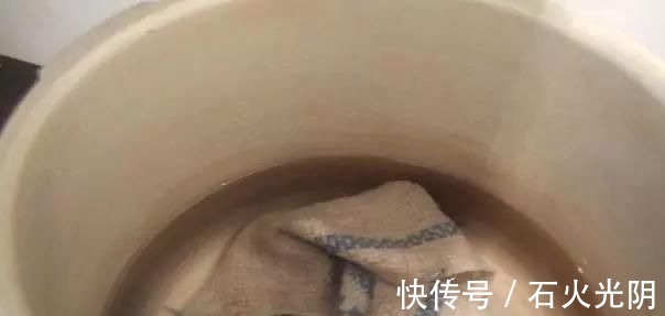 厨房的抹布“油腻腻”向婆婆讨教一招,扔水里泡,再脏也能干净