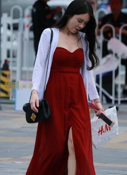 街拍:美女穿黑色镂空修身裙,体态轻盈,烈焰红唇尽显女王范