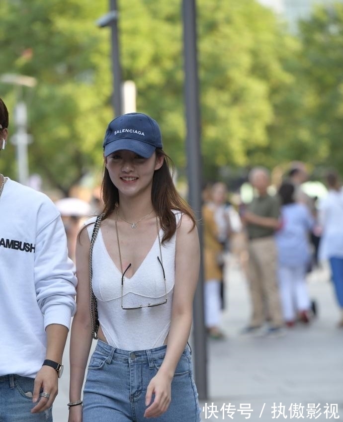 女生 苗条女生的别致穿搭,既时髦又有魅力,轻松展现个性美!