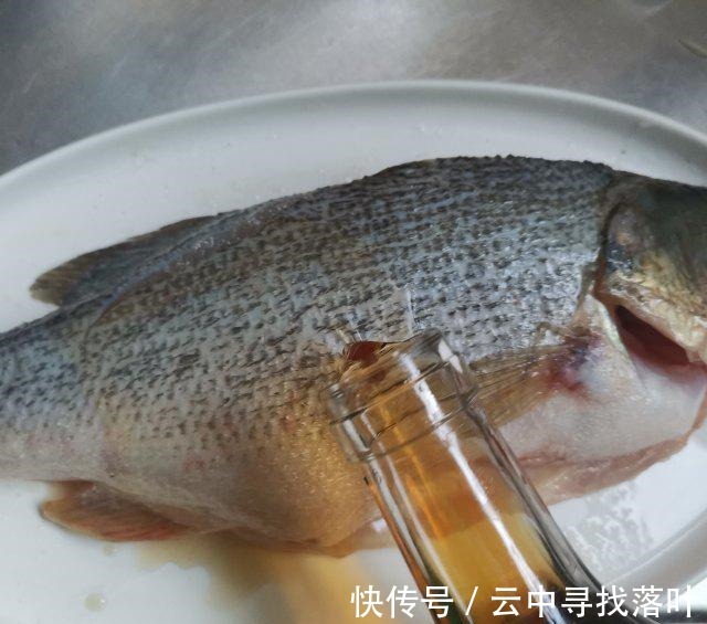 一道味道鲜美的清蒸鲈鱼,鱼肉鲜嫩!
