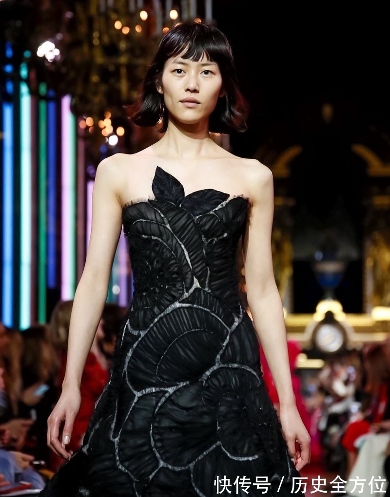 一字|刘雯穿黑色一字肩连衣裙走时装周,气质优雅大方,意外被发型抢镜