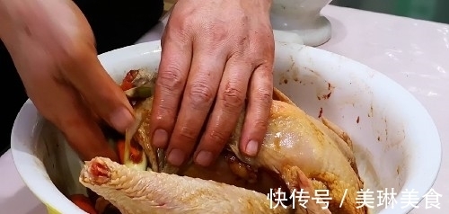 电饭锅|整只鸡往电饭锅里一丢,不加1滴水1滴油,出锅后老婆和儿子抢着吃