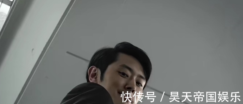 特利迦奥特曼|特利迦奥特曼:精英胜利队的梅特龙星人很可疑,他在看伏井的书