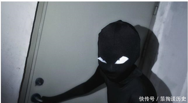 柯南|名侦探柯南:史上最还原的小黑,不仅穿着秋衣秋裤到处跑,还有各种微表情!