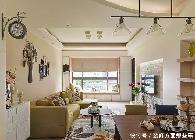 罗马柱|76平欧式二居室,餐厅彩色木质餐厅家具让这个空间更年轻活跃