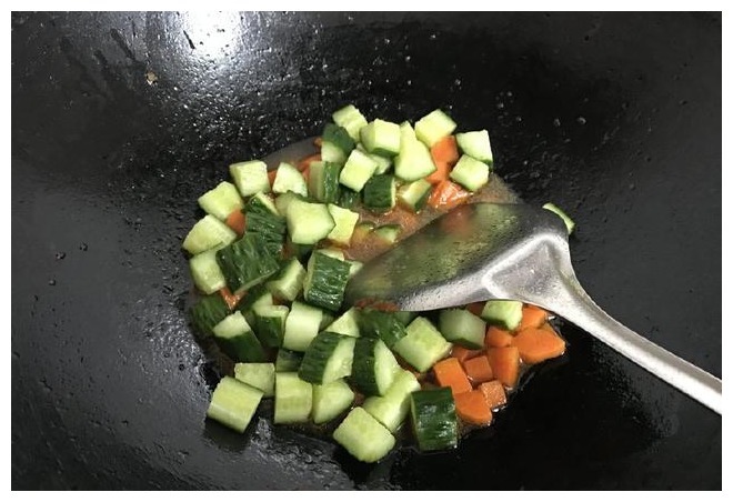 减脂餐不要老吃水煮鸡胸了，试试这么做，好吃又营养，人也瘦了