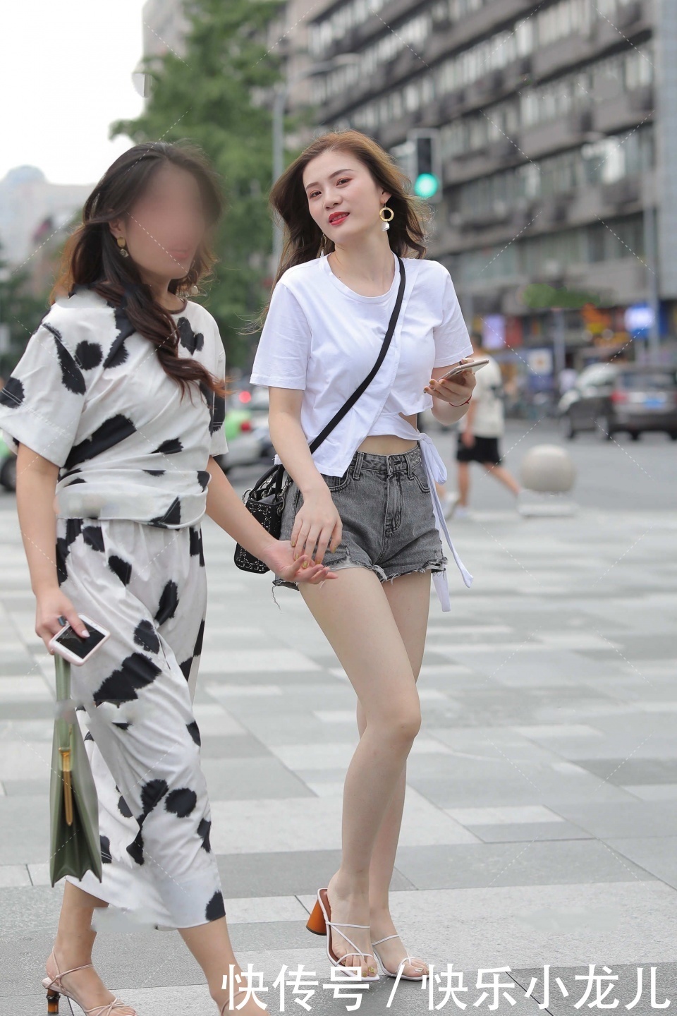 神秘感|白T恤还可以这么洋气,搭配简单的牛仔短裤,就能彰显独特时尚感