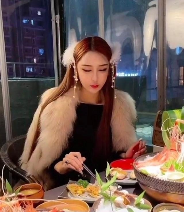 光额头 8年的整形手术花费了100多万,光额头就打了200多支玻尿酸