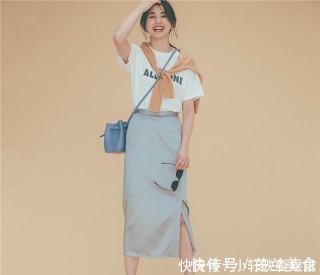 t恤 今夏请这样穿：“白T恤+过膝裙”，优雅减龄，每套都透着高级感