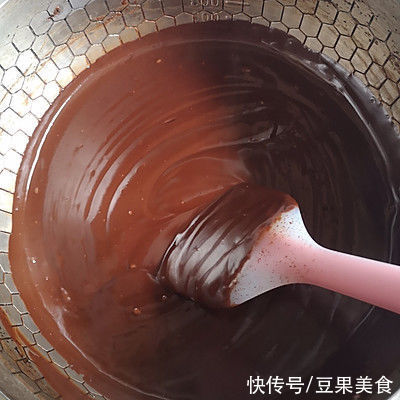 不需要烤箱的冰山熔岩巧克力