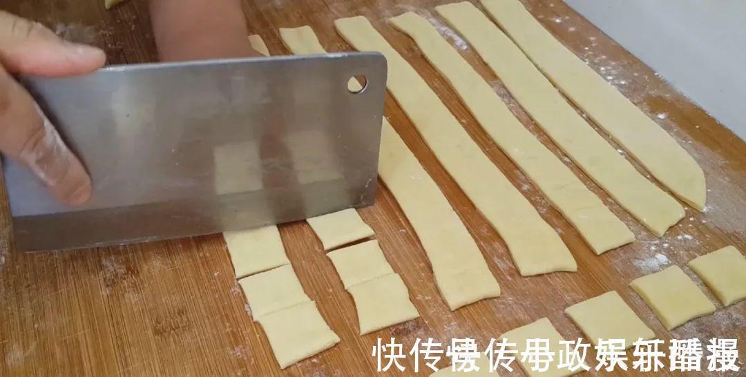 3个鸡蛋,1斤面粉,大刀一切,松软香甜不刷油,我家一周吃五次