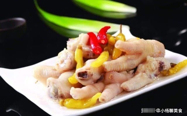 做泡椒凤爪时，有两个细节要下功夫，做出的泡椒凤爪才能香气扑鼻