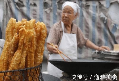 八旬奶奶的炸油条方法，用泡打粉，小苏打全错，用“它”金黄酥脆