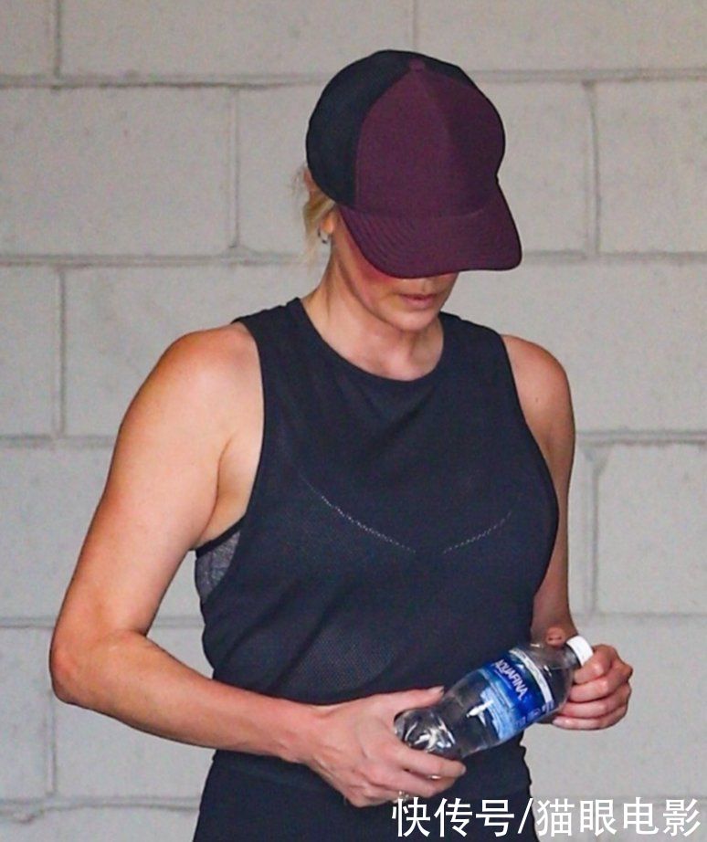 健身|45岁塞皇健完身满脸通红，肌肉紧实有力量，网友：以为是健身教练