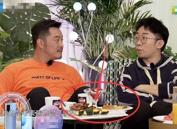 华晨宇|王牌茶话会别人面前都摆串儿，谁注意关晓彤吃啥？懂了啥叫自律