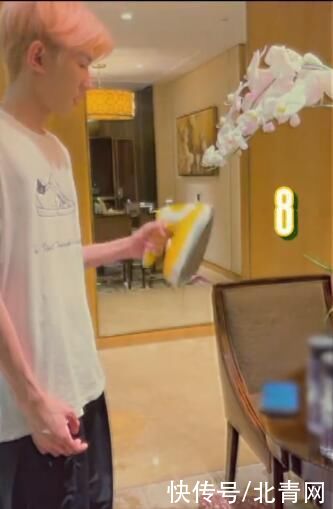 王源|王源晒视频拿熨斗当哑铃 搞笑称:闲来无事举九举